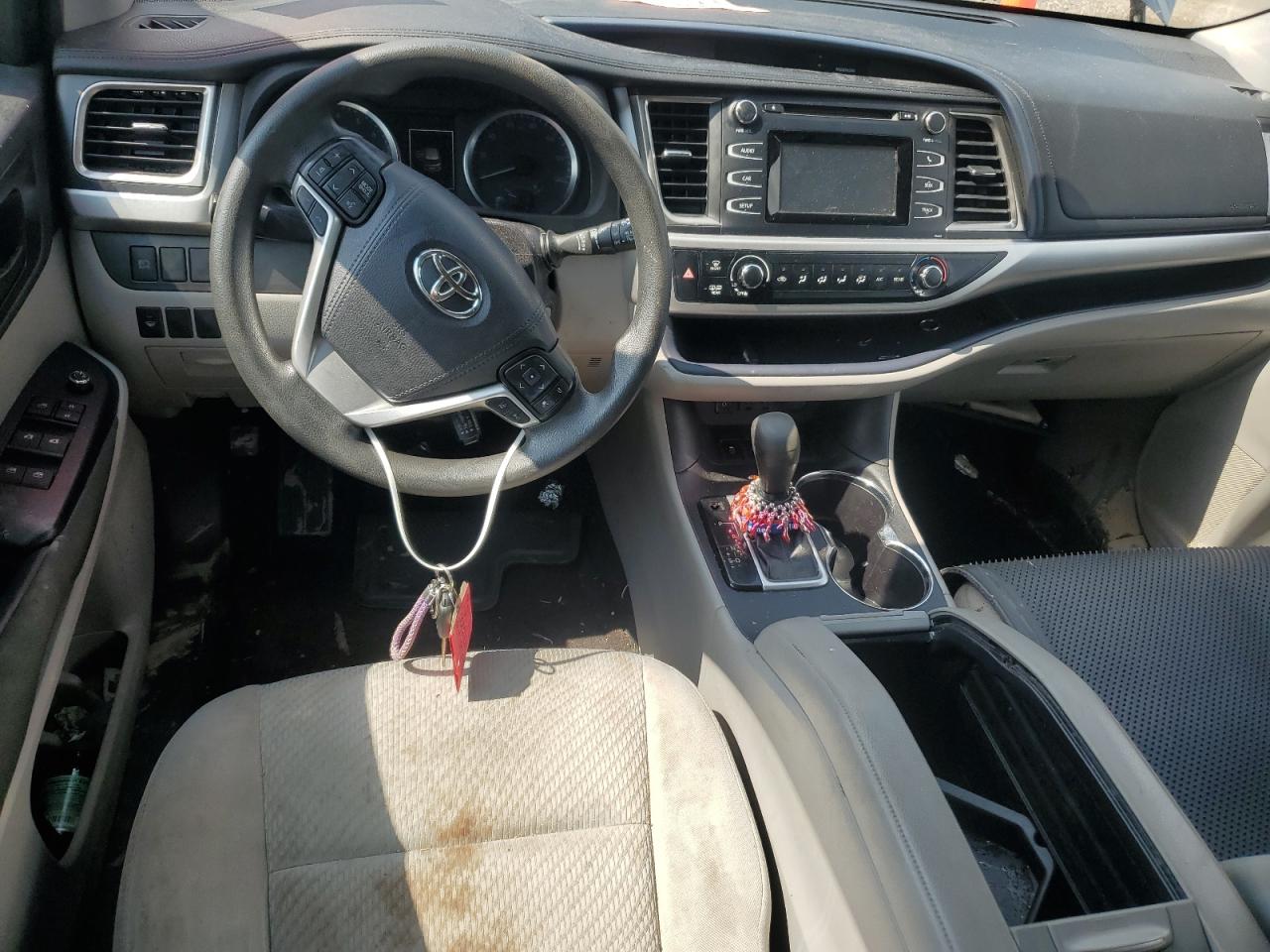 5TDZZRFH2KS290966 2019 Toyota Highlander Le