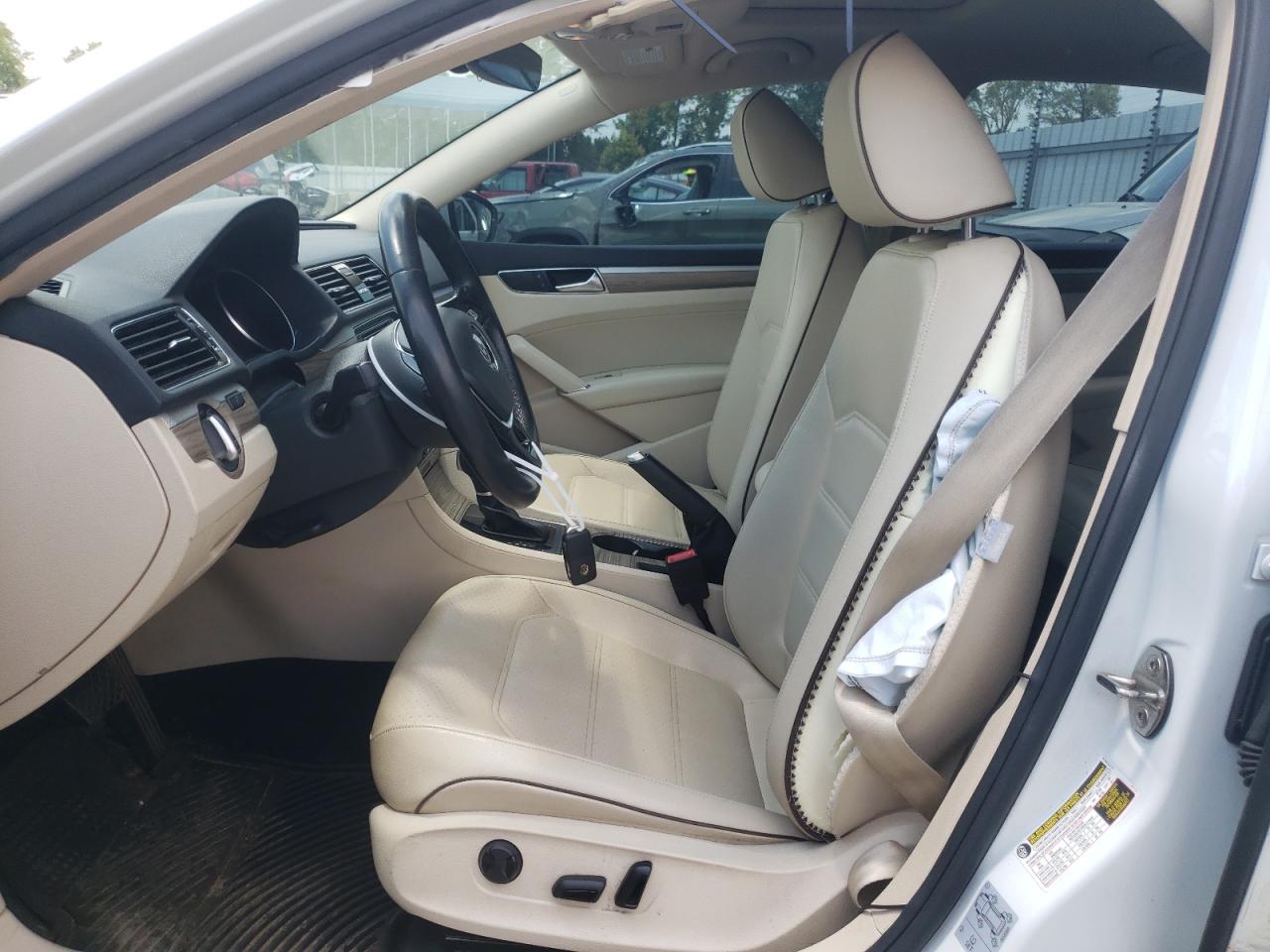 1VWBA7A37JC040046 2018 Volkswagen Passat Se