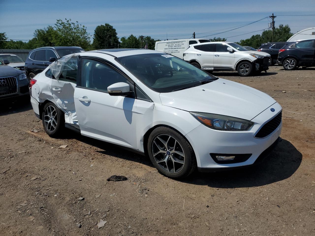 2017 Ford Focus Sel vin: 1FADP3H28HL207739