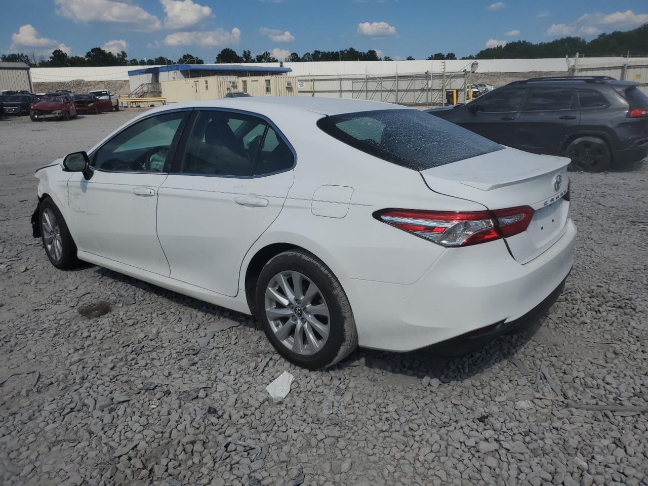 2018 Toyota Camry L vin: 4T1B11HKXJU032672