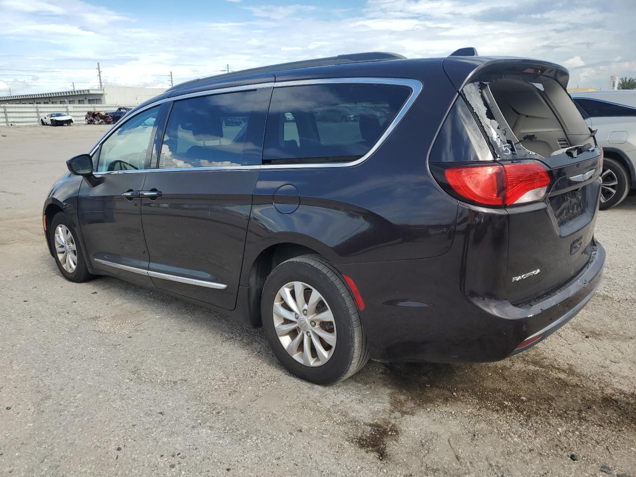 2017 Chrysler Pacifica Touring L vin: 2C4RC1BG7HR576295