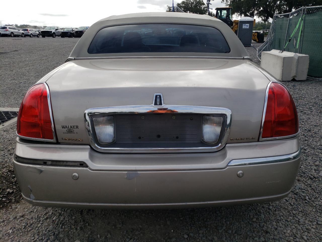 1LNHM81W43Y678552 2003 Lincoln Town Car Executive