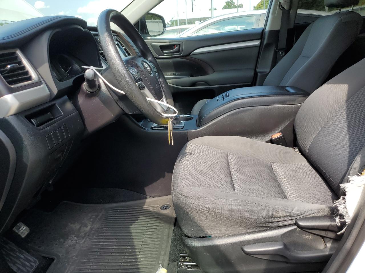 5TDZARFH3GS022703 2016 Toyota Highlander Le