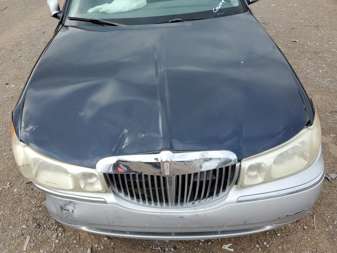 1LNHM82W5YY836435 2000 Lincoln Town Car Signature