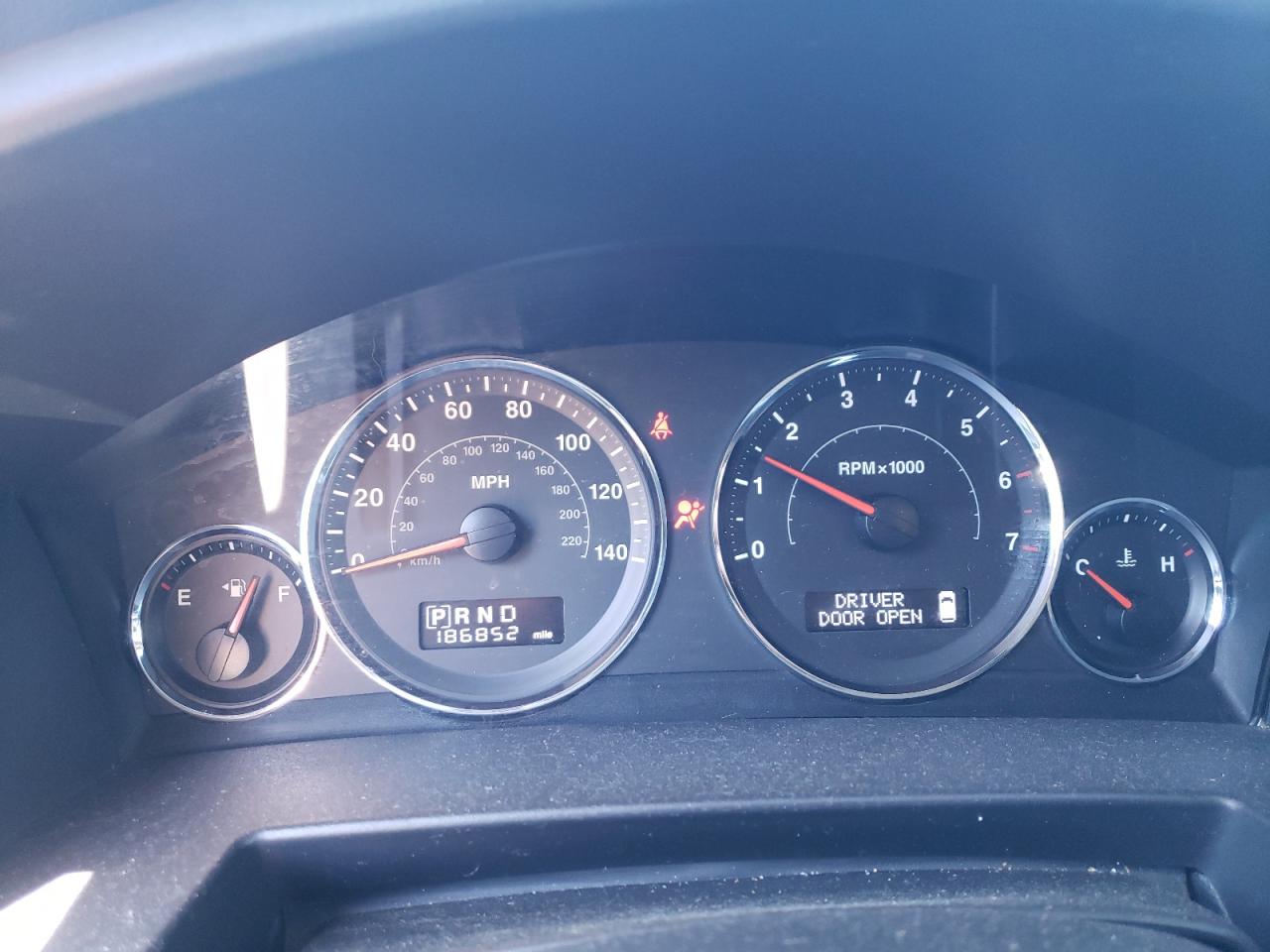 1J8HG48N58C125309 2008 Jeep Commander Sport