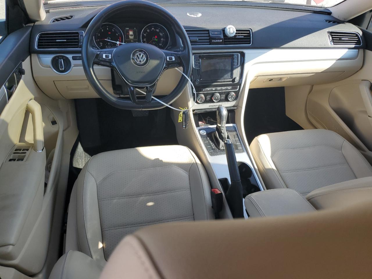 1VWLA7A35KC002417 2019 Volkswagen Passat Wolfsburg