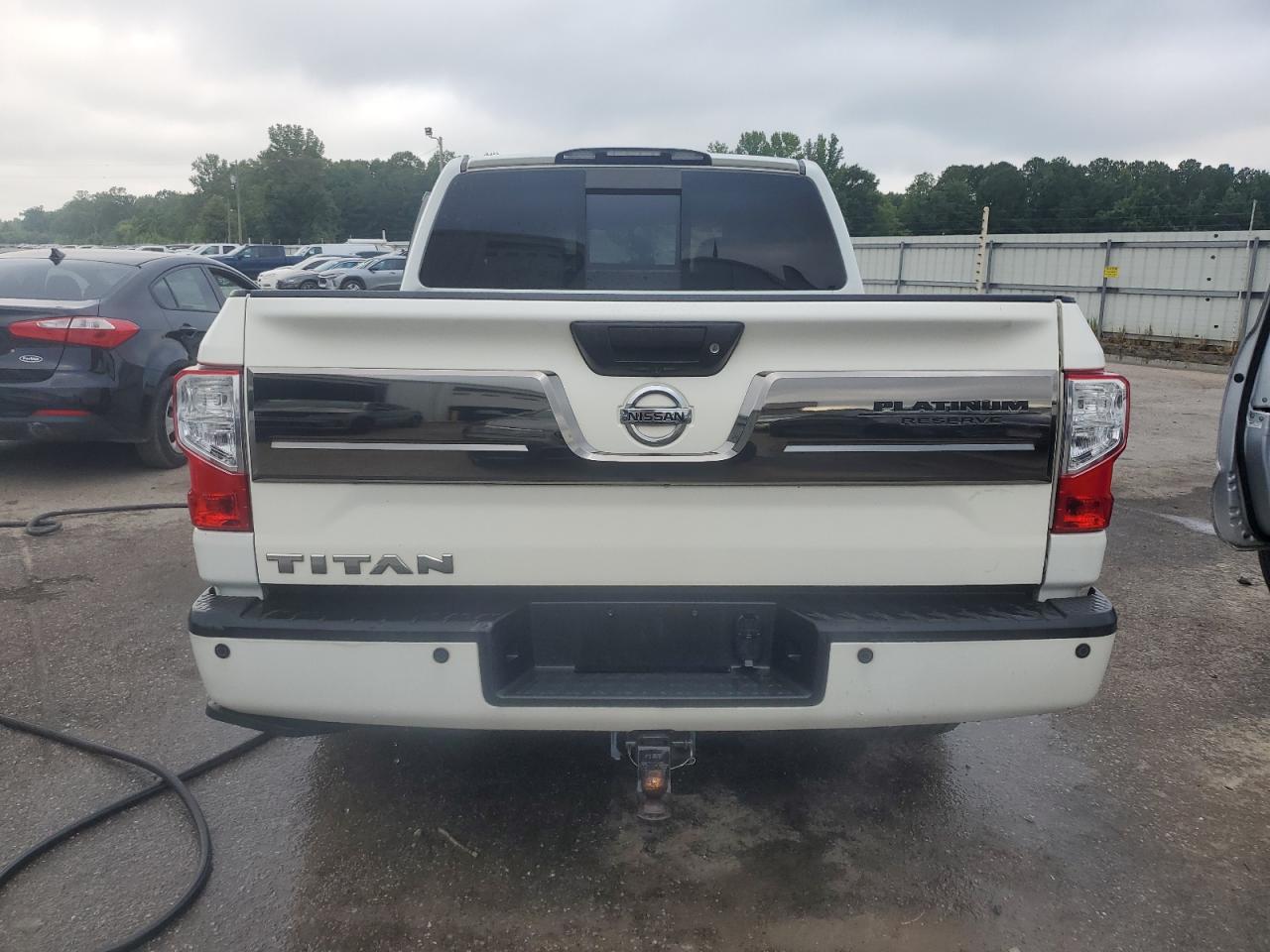 1N6AA1E62HN559887 2017 Nissan Titan Sv