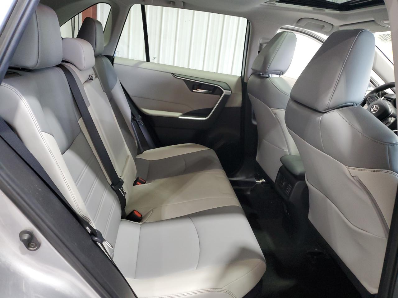 4T3B6RFV8MU047499 2021 Toyota Rav4 Xle Premium