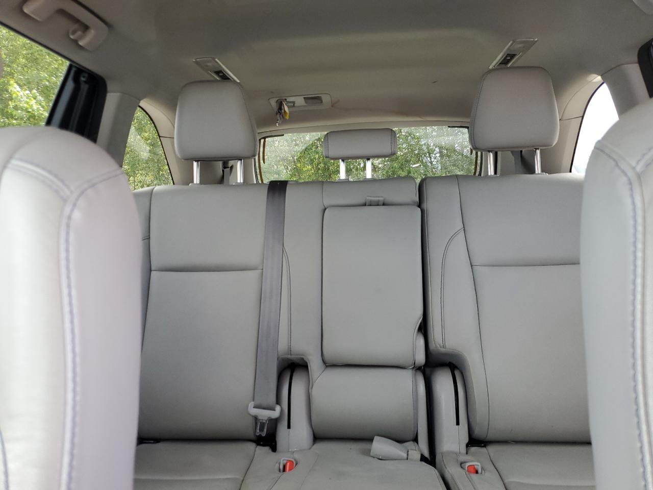 5TDJZRFH7JS831022 2018 Toyota Highlander Se