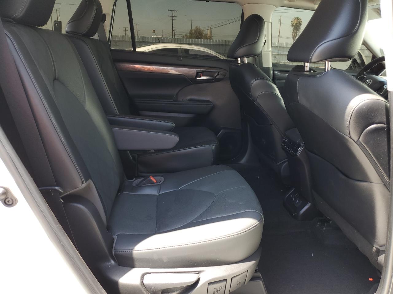 5TDFZRAH4NS127153 2022 Toyota Highlander Platinum