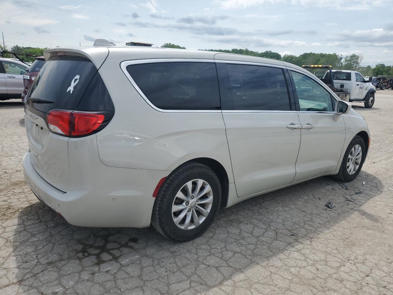 2019 Chrysler Pacifica Touring Plus vin: 2C4RC1FG6KR657905