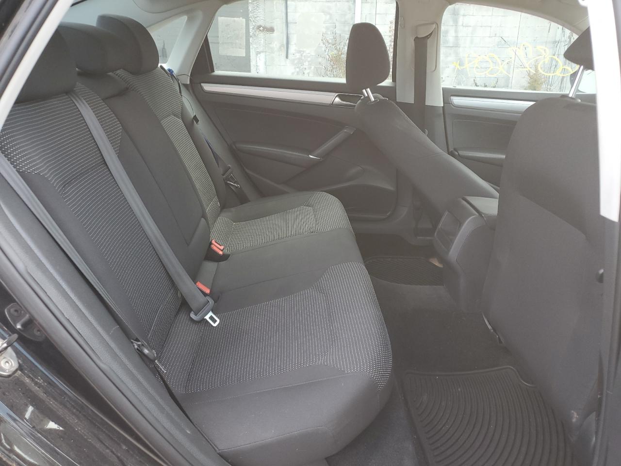 1VWAT7A38HC037673 2017 Volkswagen Passat S