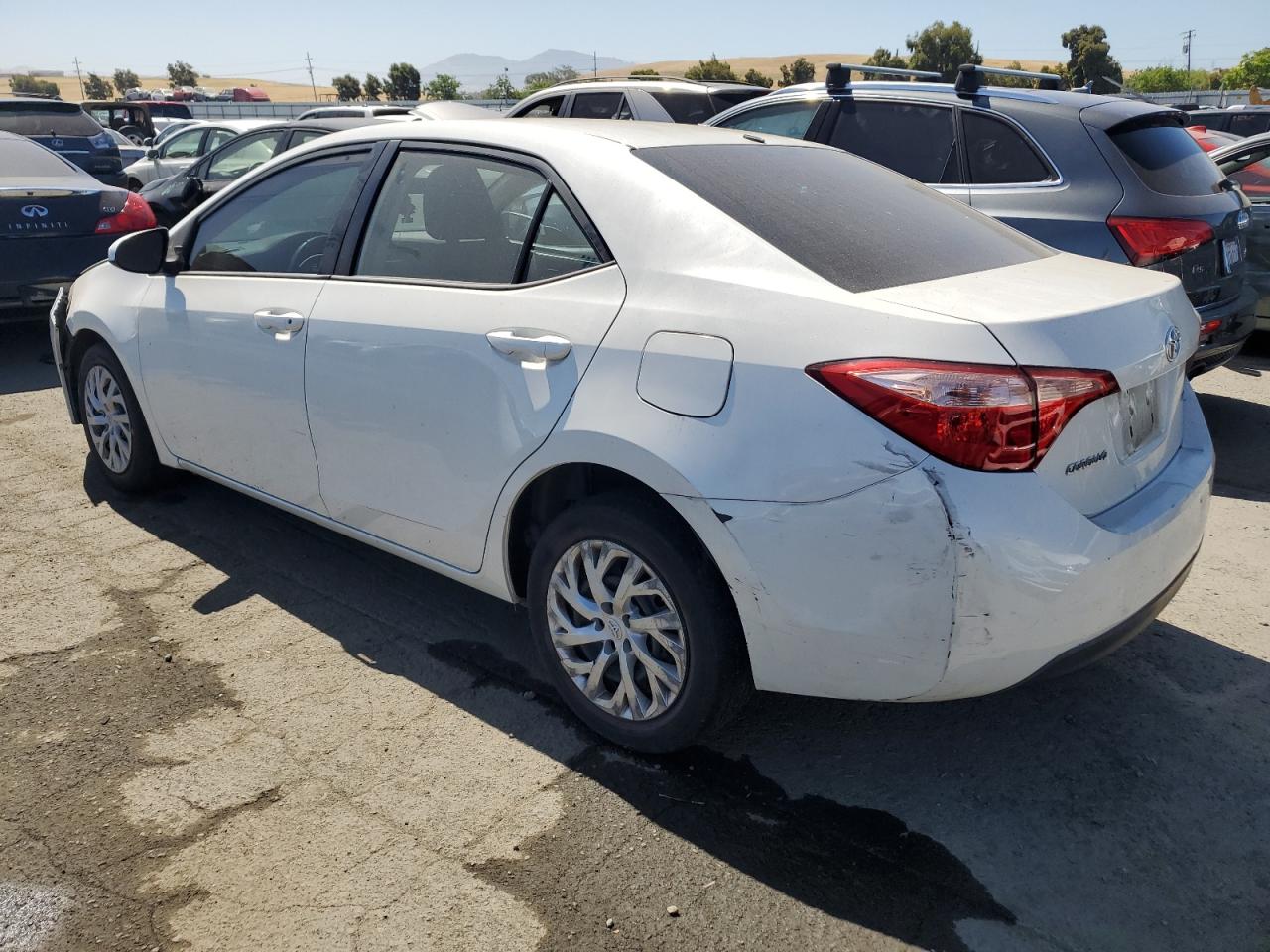 2018 Toyota Corolla L vin: 5YFBURHE3JP798647