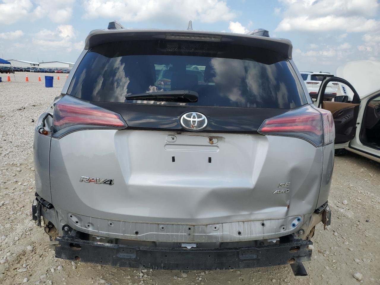 2T3JFREV1HW568972 2017 Toyota Rav4 Se