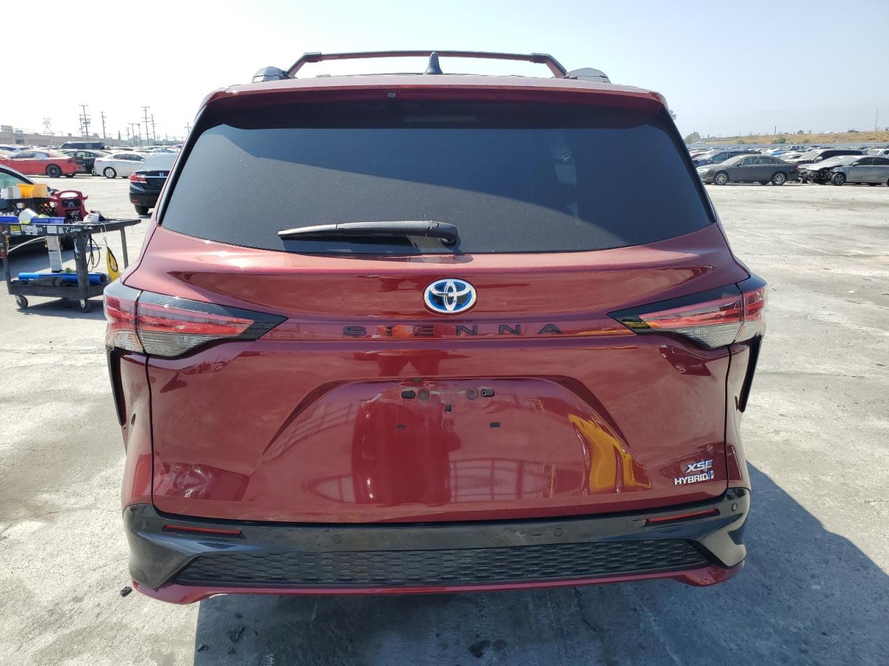 5TDDRKEC0MS027417 2021 Toyota Sienna Xse