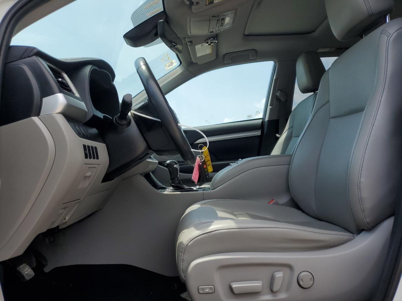 5TDJZRFH0KS609486 2019 Toyota Highlander Se