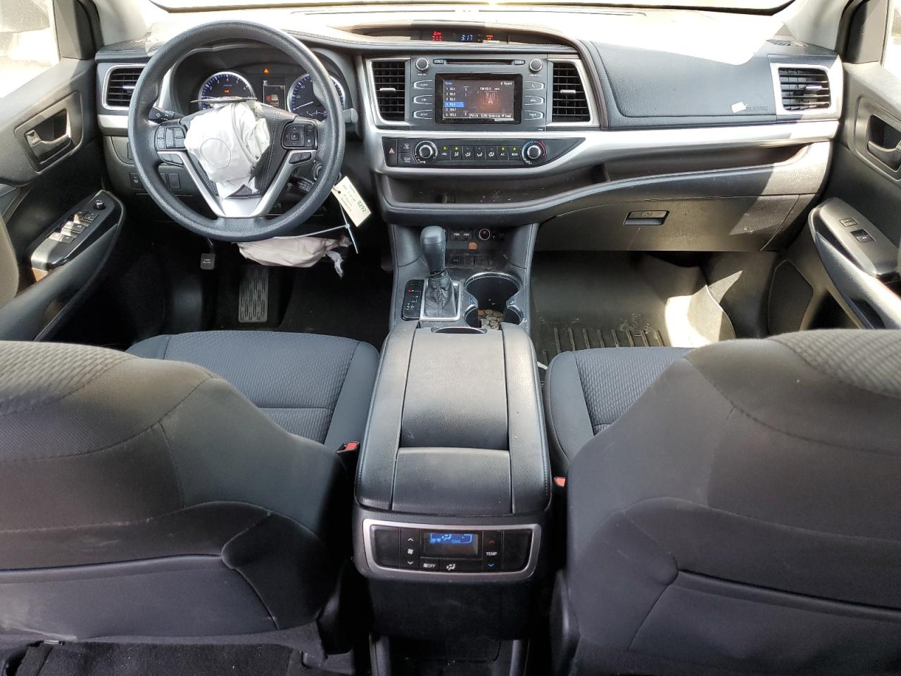 5TDZARFH8KS046231 2019 Toyota Highlander Le