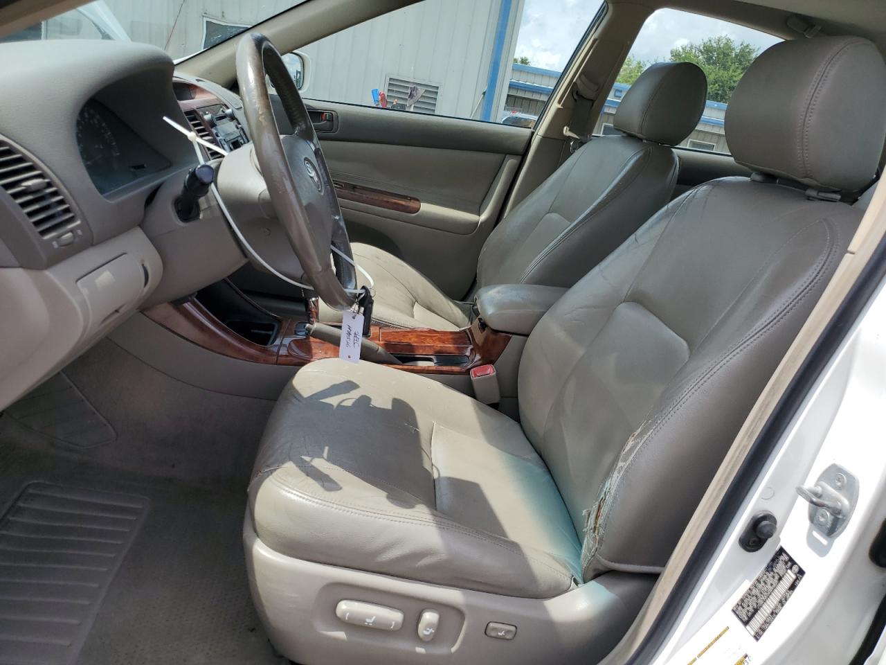 JTDBE32K040259829 2004 Toyota Camry Le