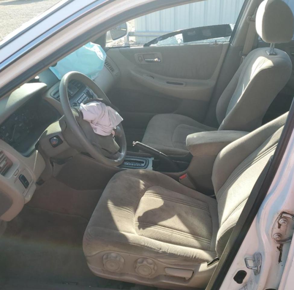 1HGCG5642YA137190 2000 Honda Accord Lx