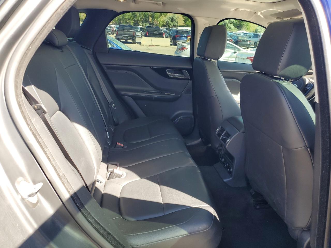 SADCJ2GX2JA203870 2018 Jaguar F-Pace Premium