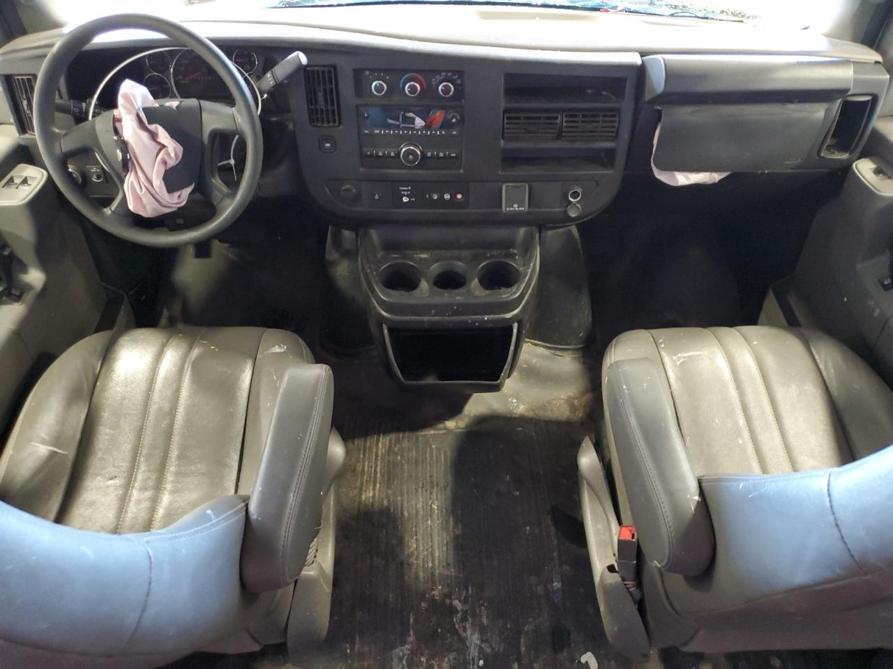 1GCWGAFPXJ1330532 2018 Chevrolet Express G2500