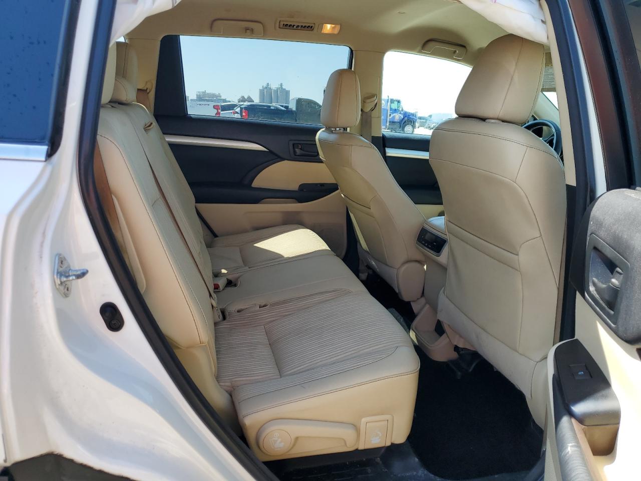 5TDZKRFH2FS107012 2015 Toyota Highlander Le