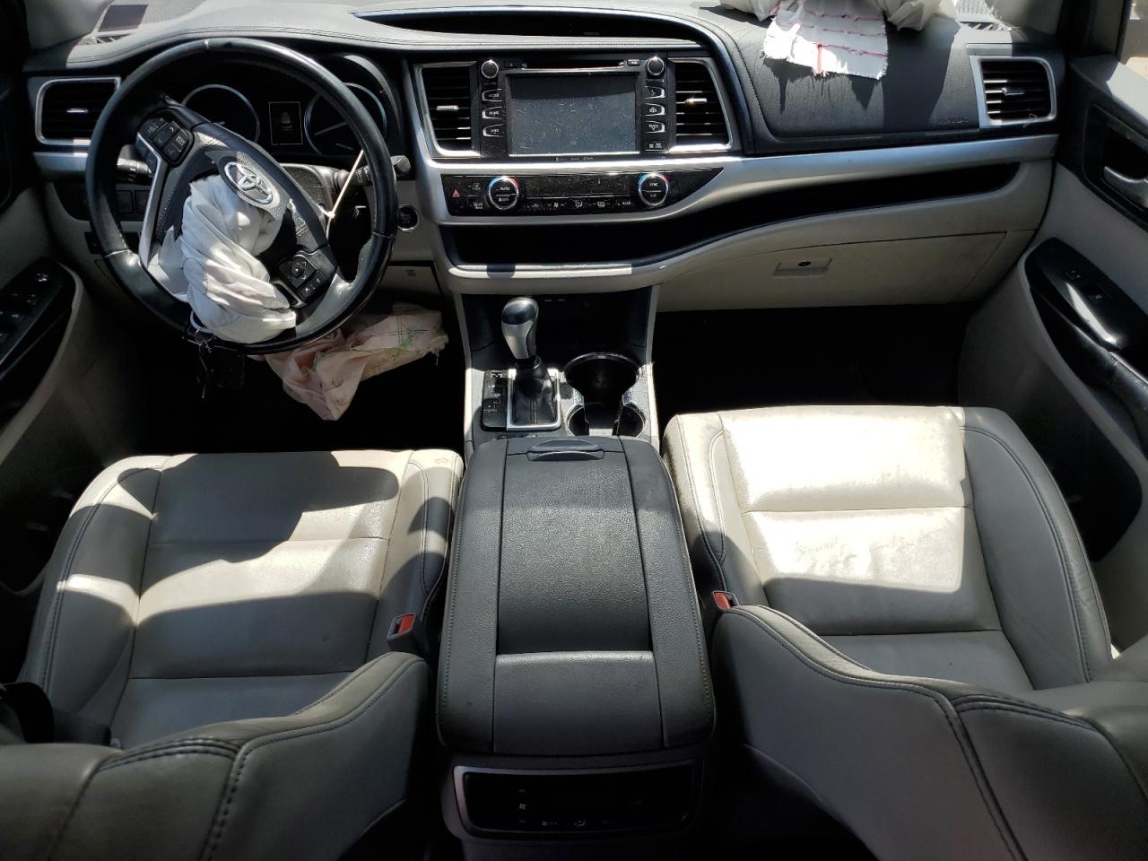 5TDJZRFH4KS999945 2019 Toyota Highlander Se