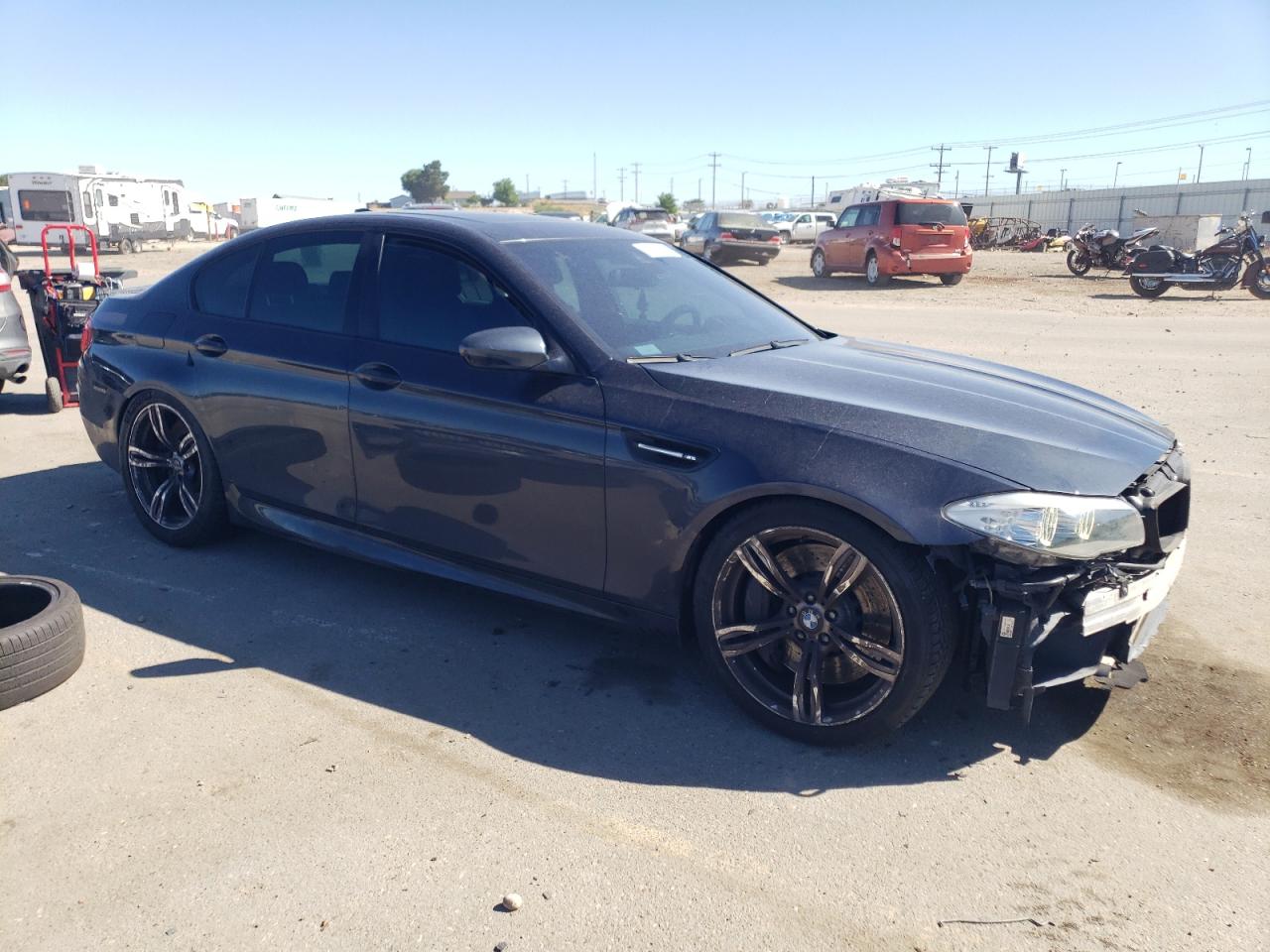 2013 BMW M5 vin: WBSFV9C52DD095773