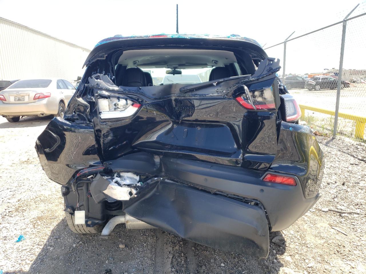 1C4PJMLB2KD321811 2019 Jeep Cherokee Latitude Plus