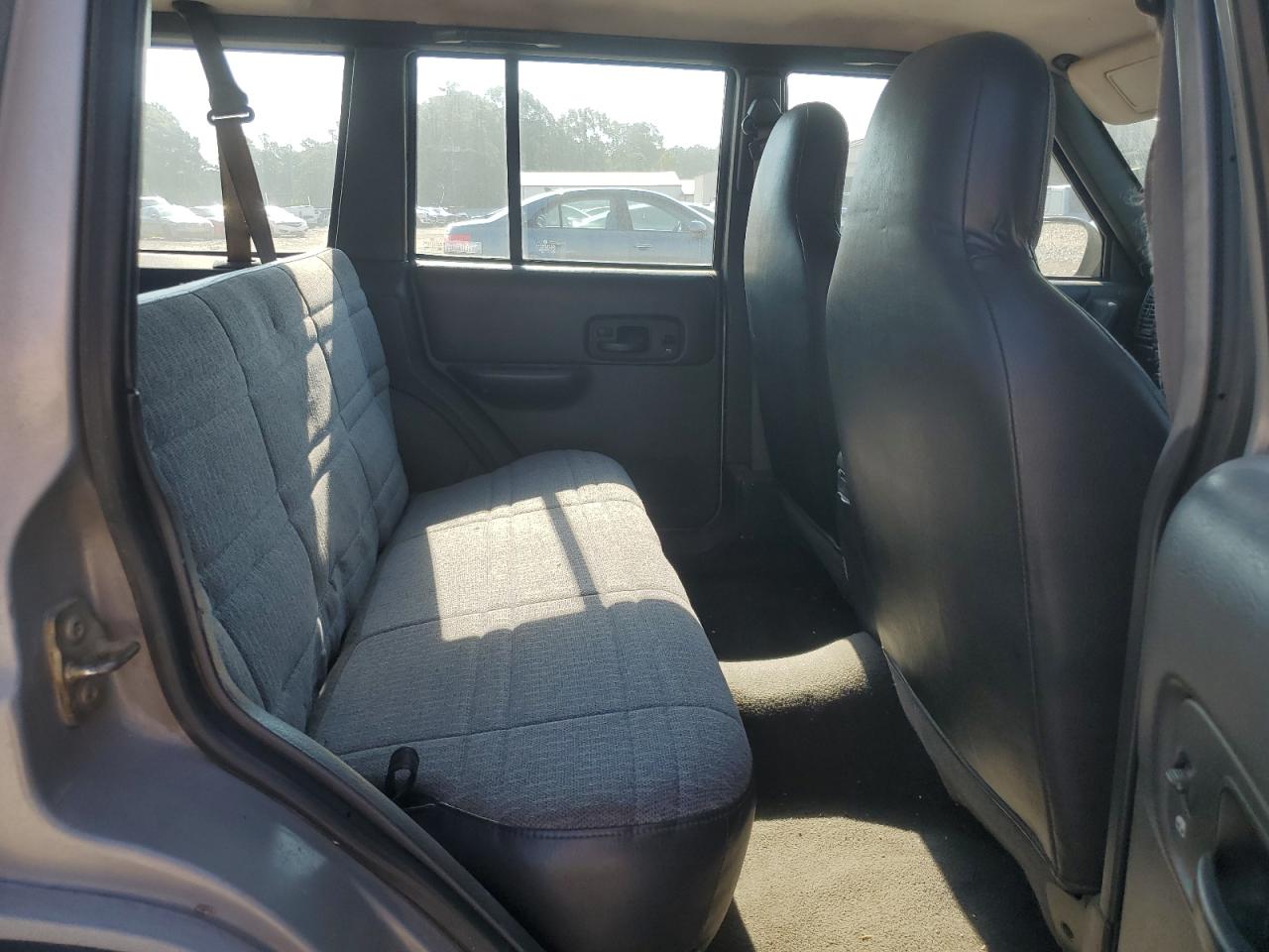 1J4FB28S1YL134719 2000 Jeep Cherokee Se