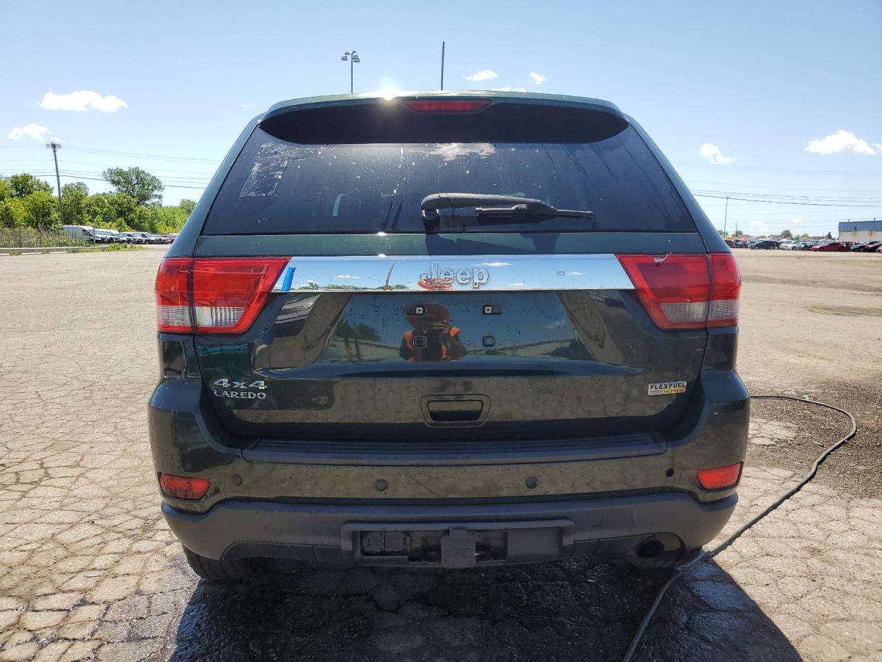 1J4RR4GG0BC570938 2011 Jeep Grand Cherokee Laredo