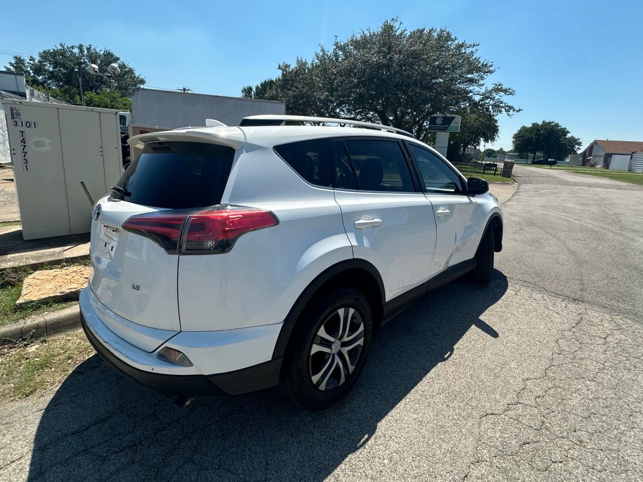 2017 Toyota Rav4 Le vin: 2T3ZFREV4HW340595