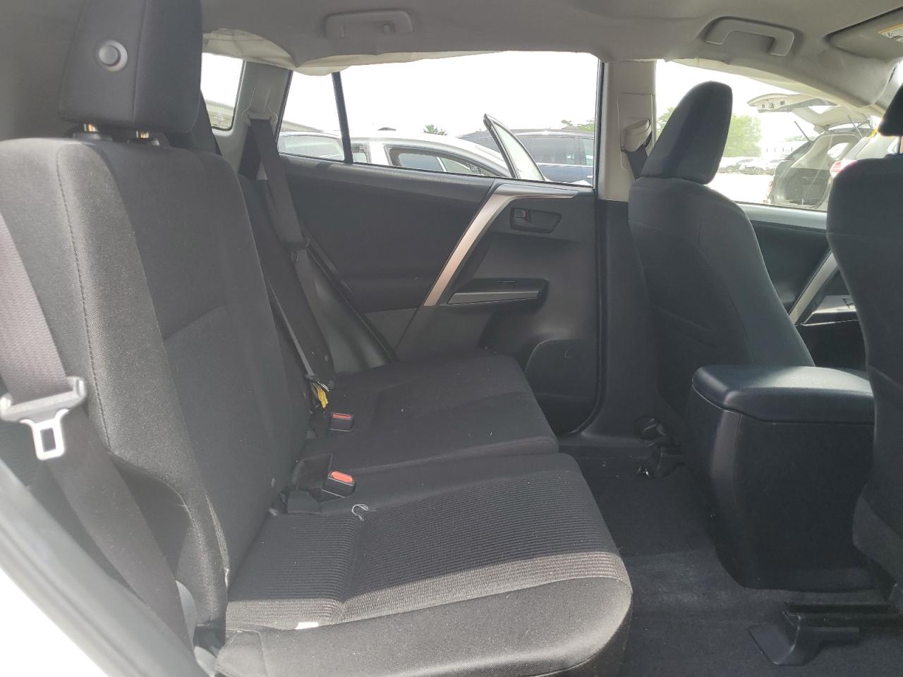 JTMBFREV5HJ120334 2017 Toyota Rav4 Le