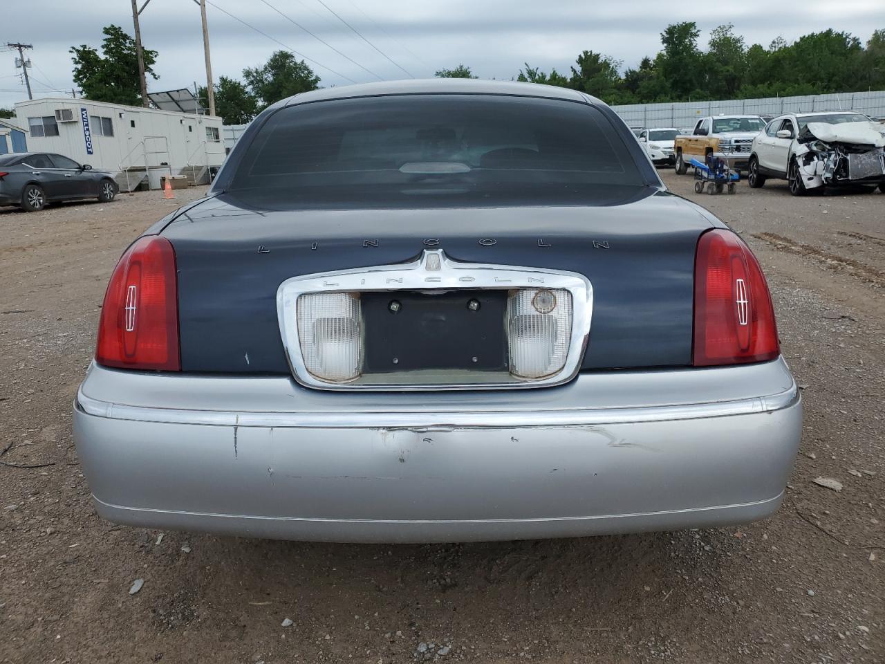 1LNHM82W5YY836435 2000 Lincoln Town Car Signature