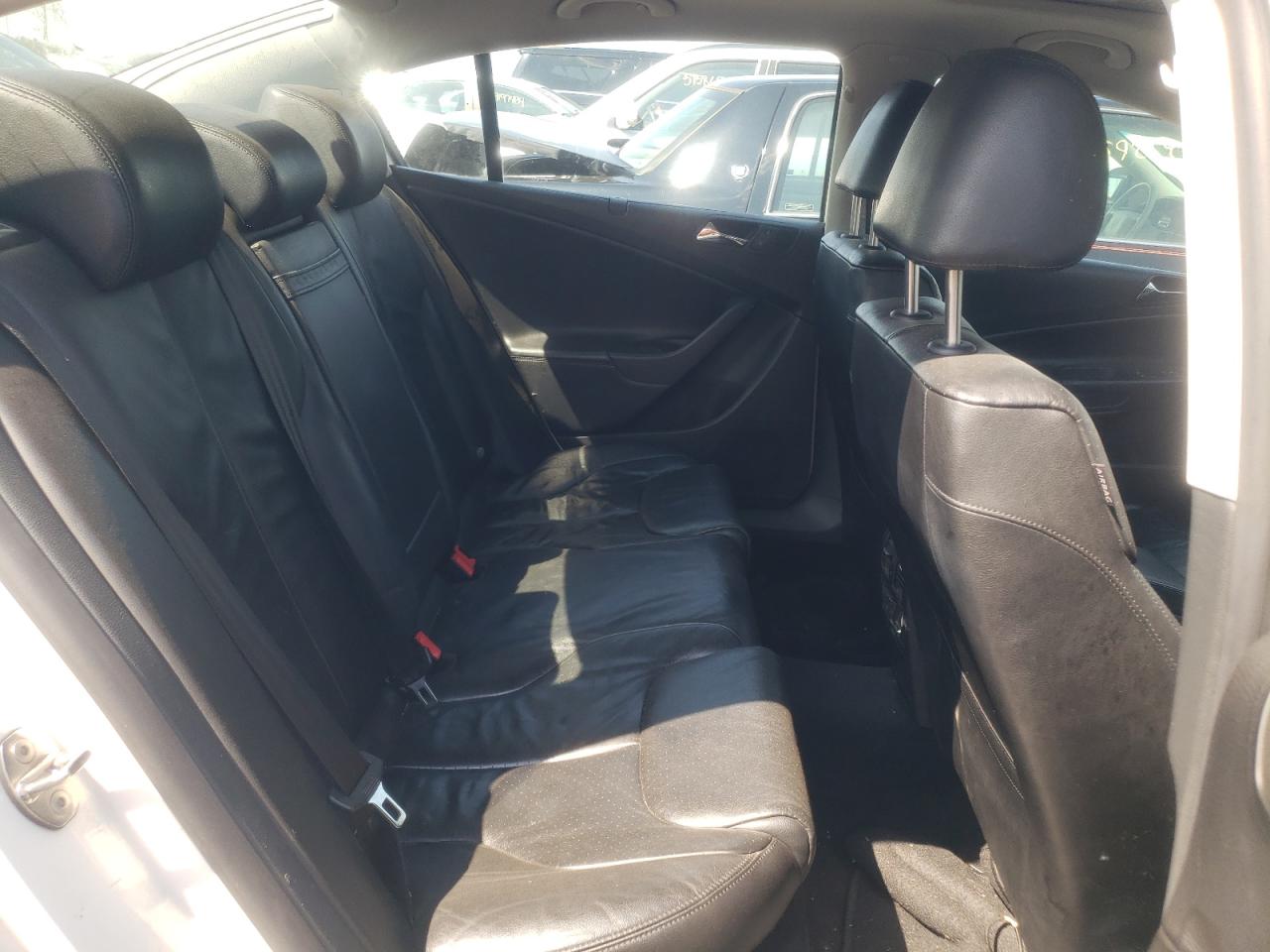 WVWEK73C48E143756 2008 Volkswagen Passat Lux