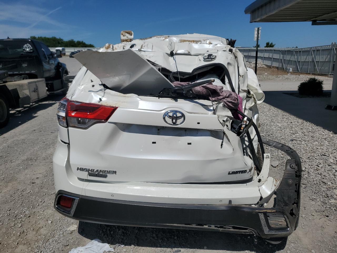 5TDDZRFH6JS820364 2018 Toyota Highlander Limited