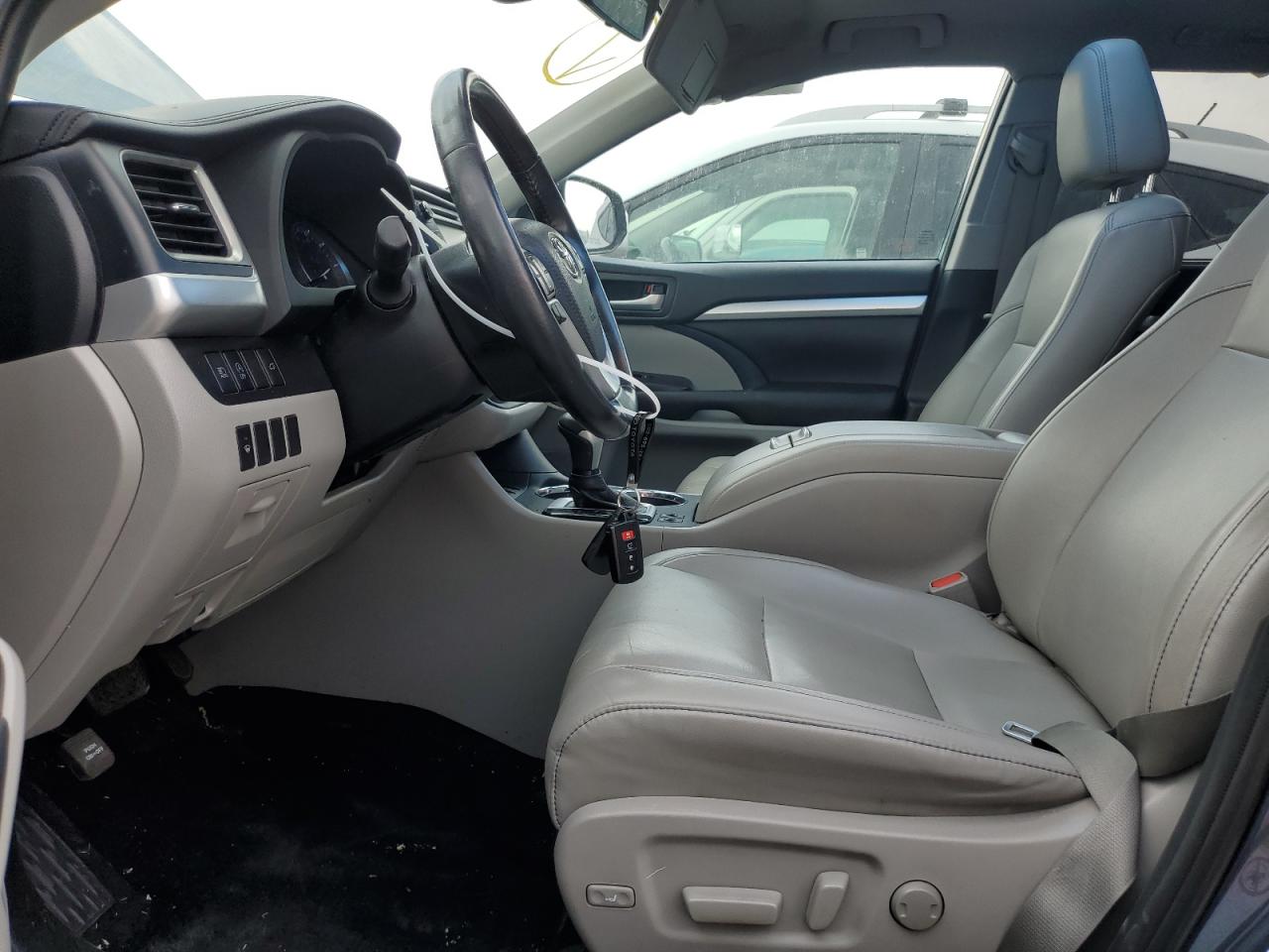 5TDJZRFH2KS926217 2019 Toyota Highlander Se