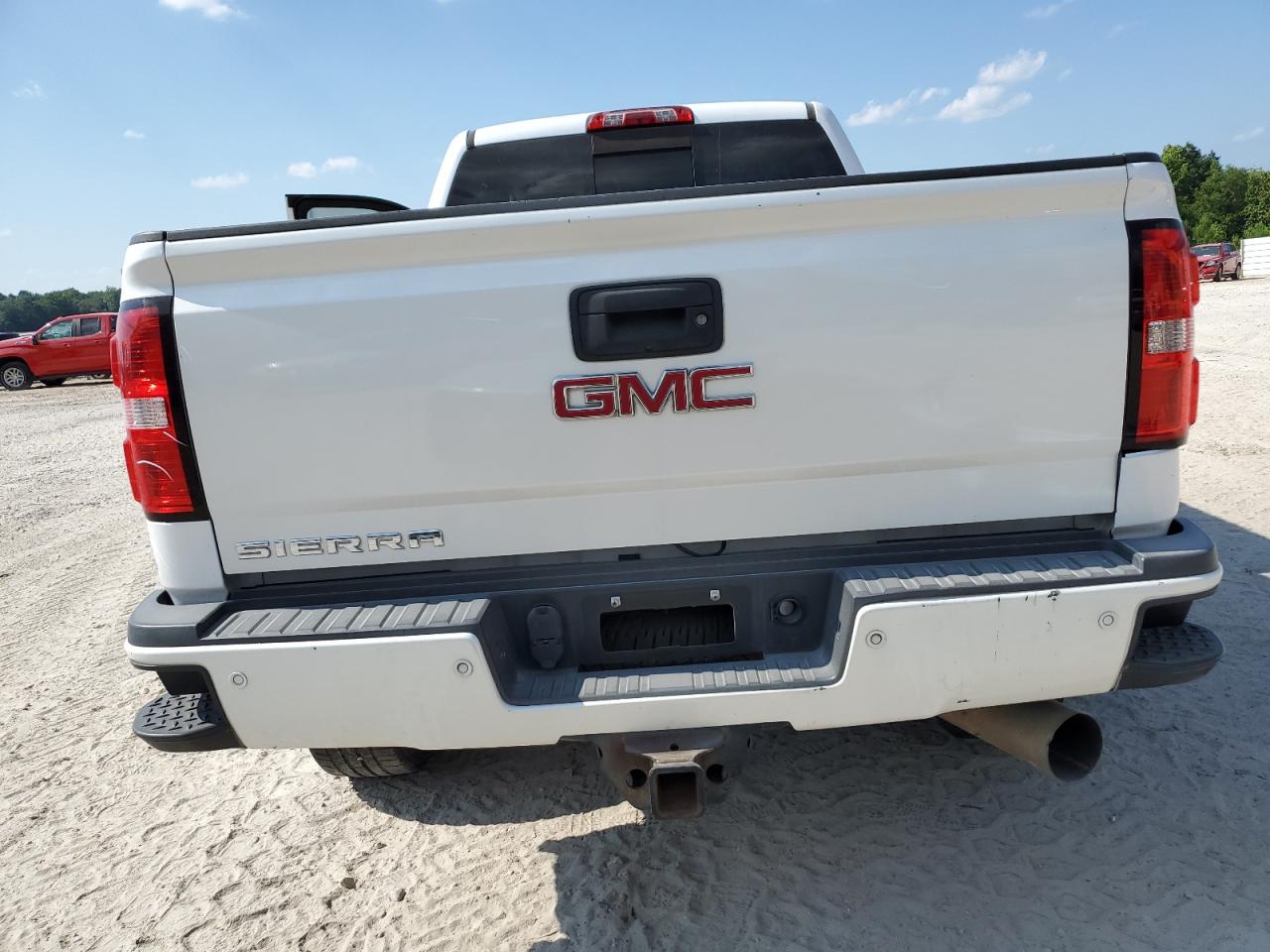 1GT12UEY7JF261144 2018 GMC Sierra K2500 Denali