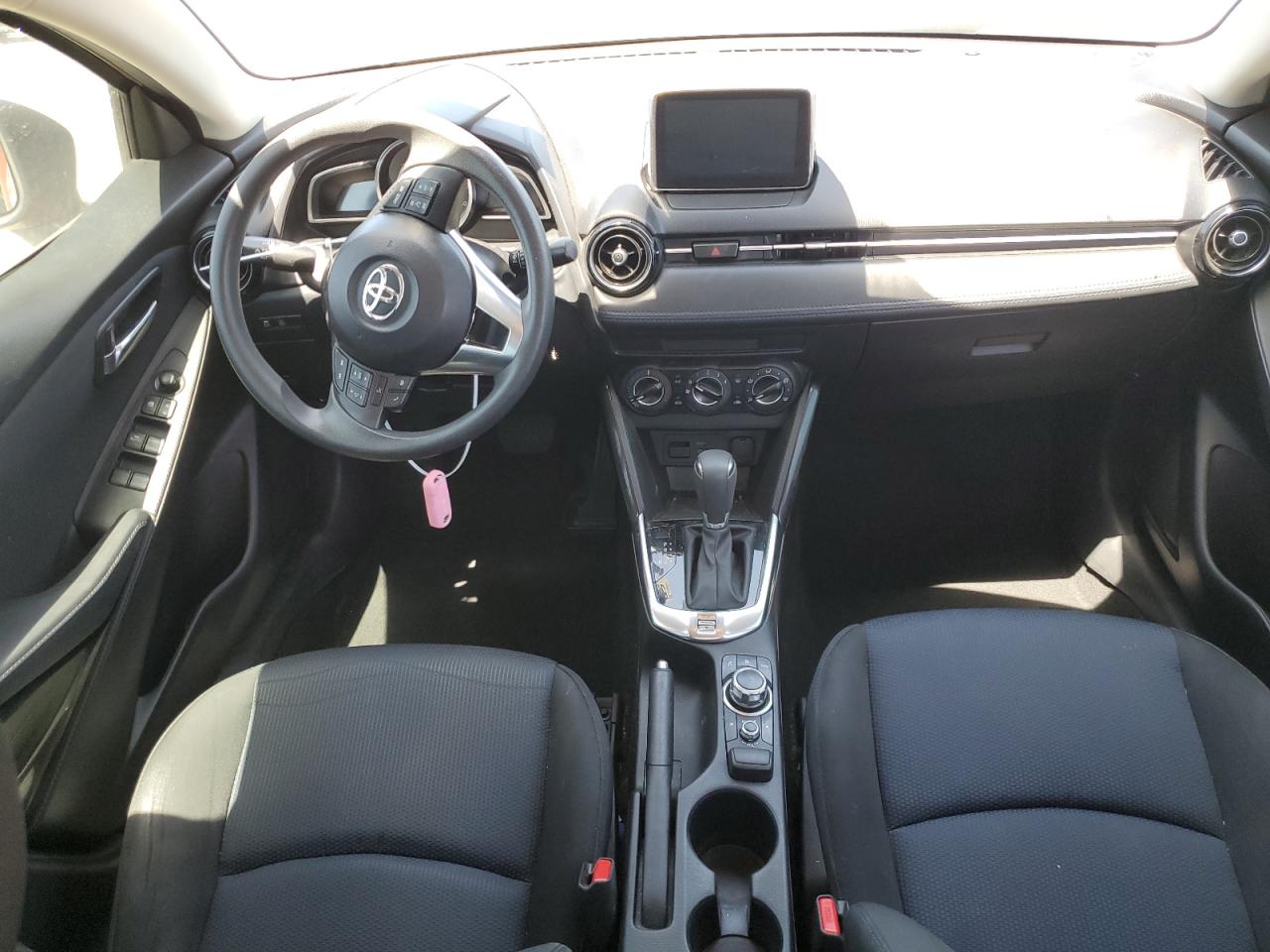 3MYDLBYV2HY180332 2017 Toyota Yaris Ia