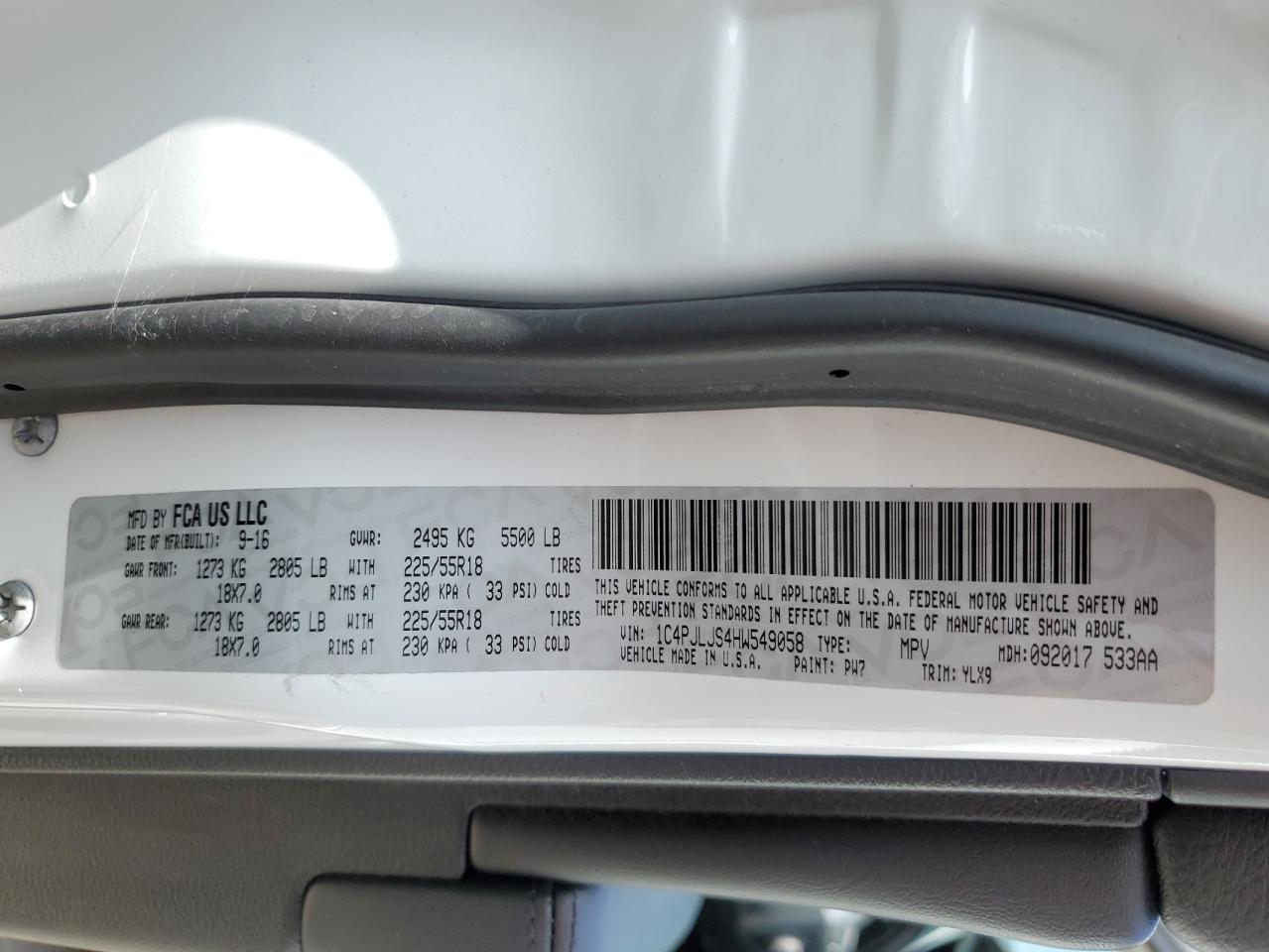 1C4PJLJS4HW549058 2017 Jeep Cherokee Overland