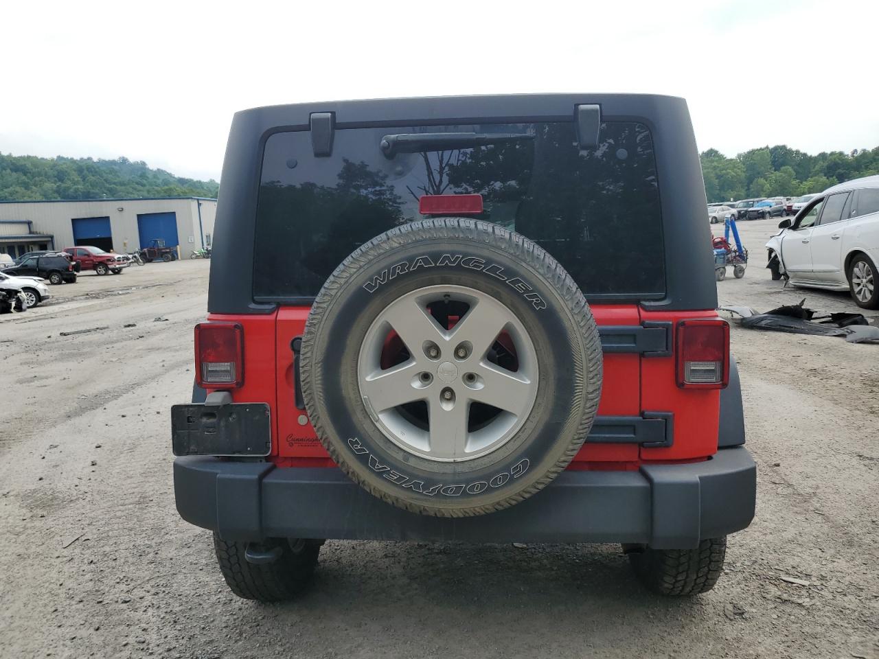 1C4BJWDG2FL555586 2015 Jeep Wrangler Unlimited Sport