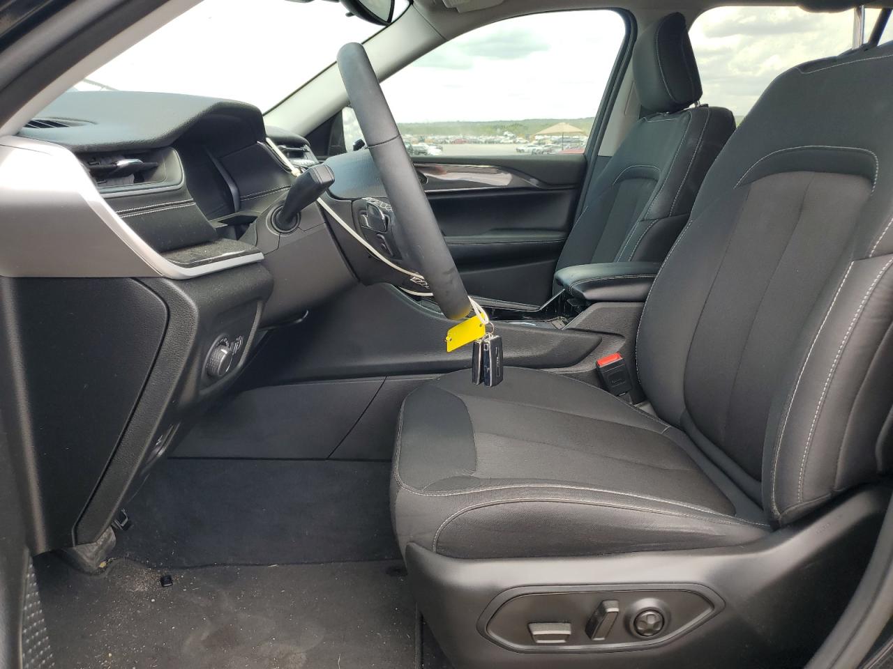 1C4RJHAGXPC549390 2023 Jeep Grand Cherokee Laredo