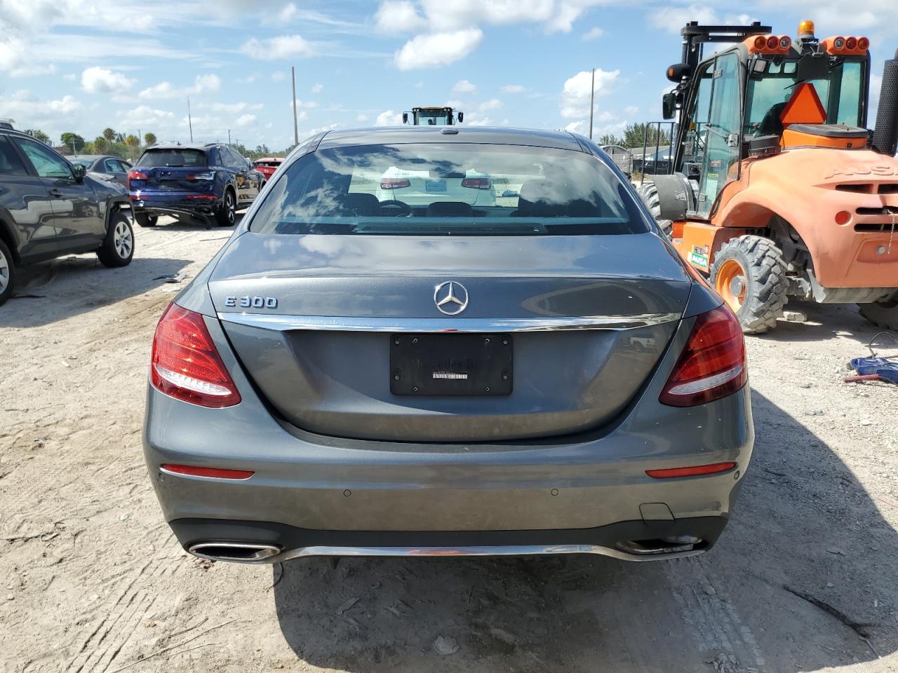 WDDZF4JB6JA369475 2018 Mercedes-Benz E 300