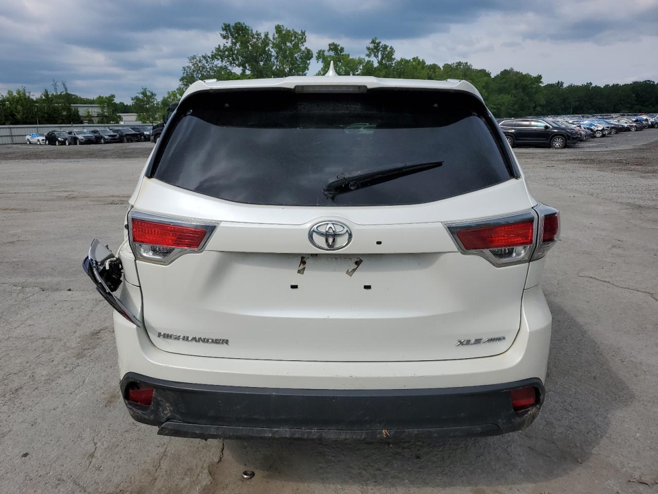 5TDJKRFH6GS300813 2016 Toyota Highlander Xle