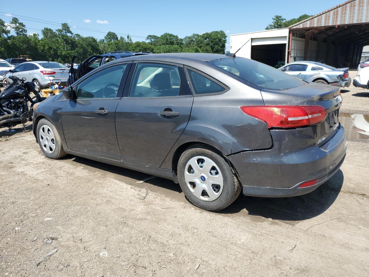 2015 Ford Focus S vin: 1FADP3E25FL374917