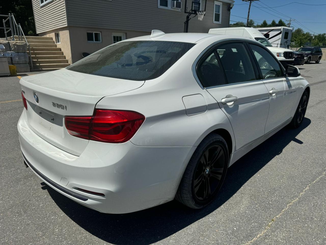 2018 BMW 330 Xi vin: WBA8D9G59JNU68565