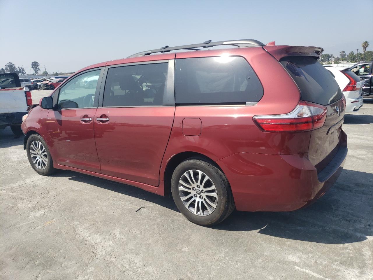 2018 Toyota Sienna Xle vin: 5TDYZ3DC0JS925018