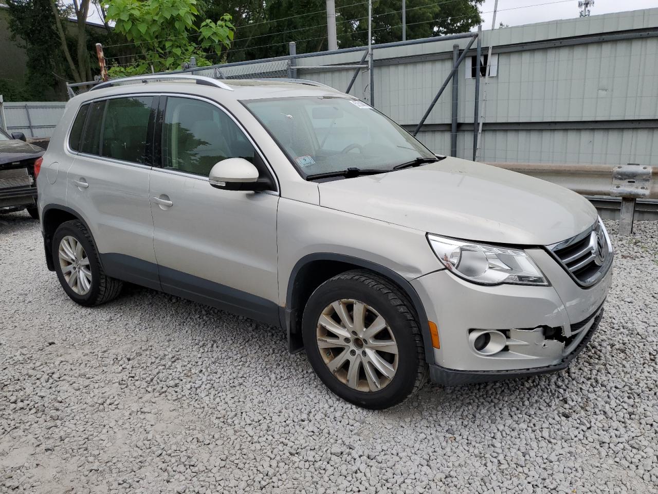 WVGBV95N49W527855 2009 Volkswagen Tiguan Se