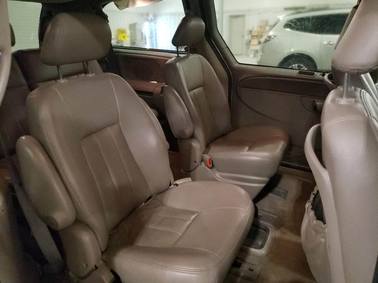 2C4GP54L04R589445 2004 Chrysler Town & Country Touring