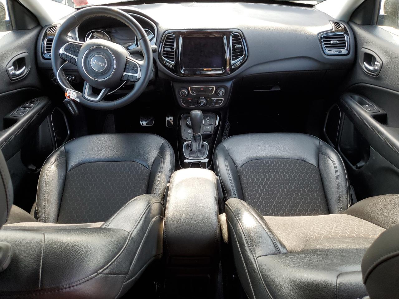 3C4NJDBB8JT395669 2018 Jeep Compass Latitude